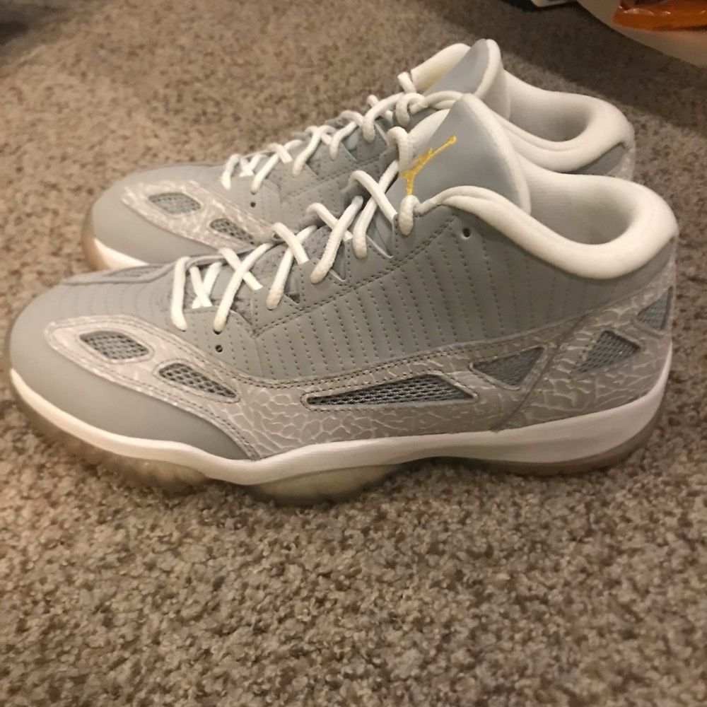 Air Jordan 11 Retro Low IE ‘Silver’